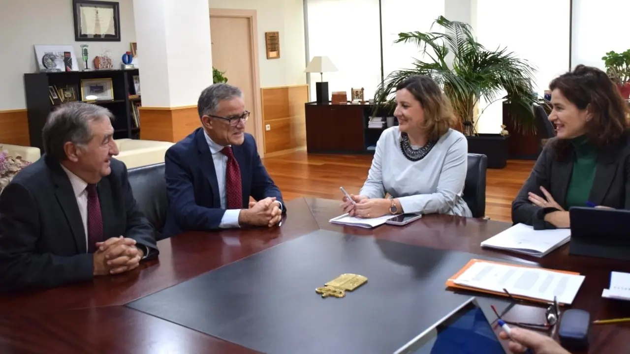 La consejera de Economía, Empresas y Empleo, Patricia Franco, se ha reunido con el fiscal superior de Castilla-La Mancha, Emilio Manuel Fernández