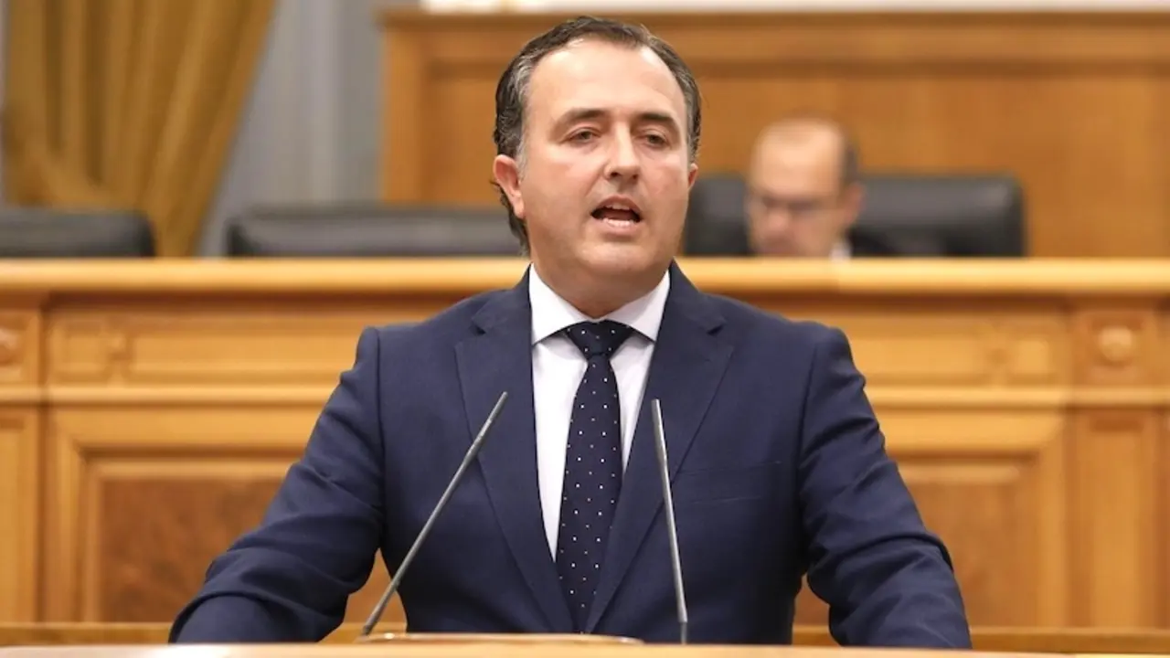 El presidente de Vox en las Cortes de Castilla-La Mancha, David Moreno, durante su intervención en el Pleno del Parlamento regional
