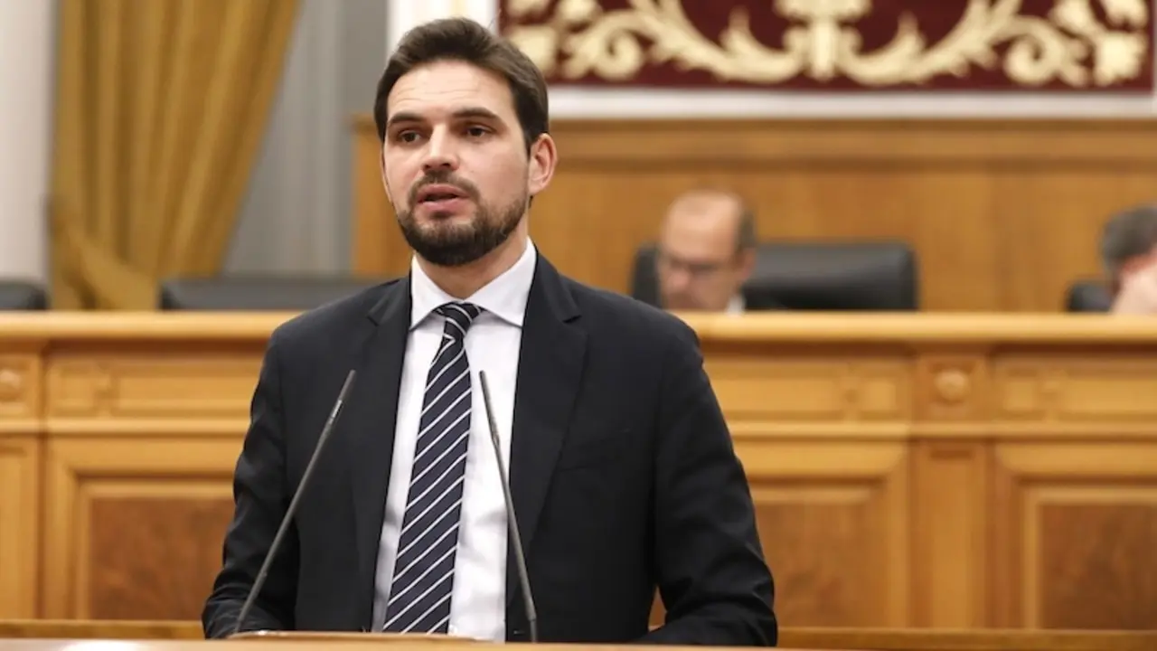 El viceportavoz del PP en las Cortes de Castilla-La Mancha, Santiago Serrano, durante su intervención en el Pleno del Parlamento regional