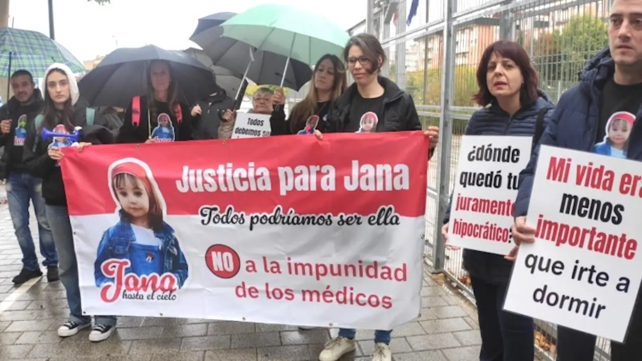 Familiares y amigos de la familia de Jana, la niña de 2 años fallecida en Albacete por un shock tóxico estreptocócico, apenas 24 horas después de haber acudido a Urgencias del hospital Quirón Santa Cristina, concentrada ante la declaración del médico que la atendió