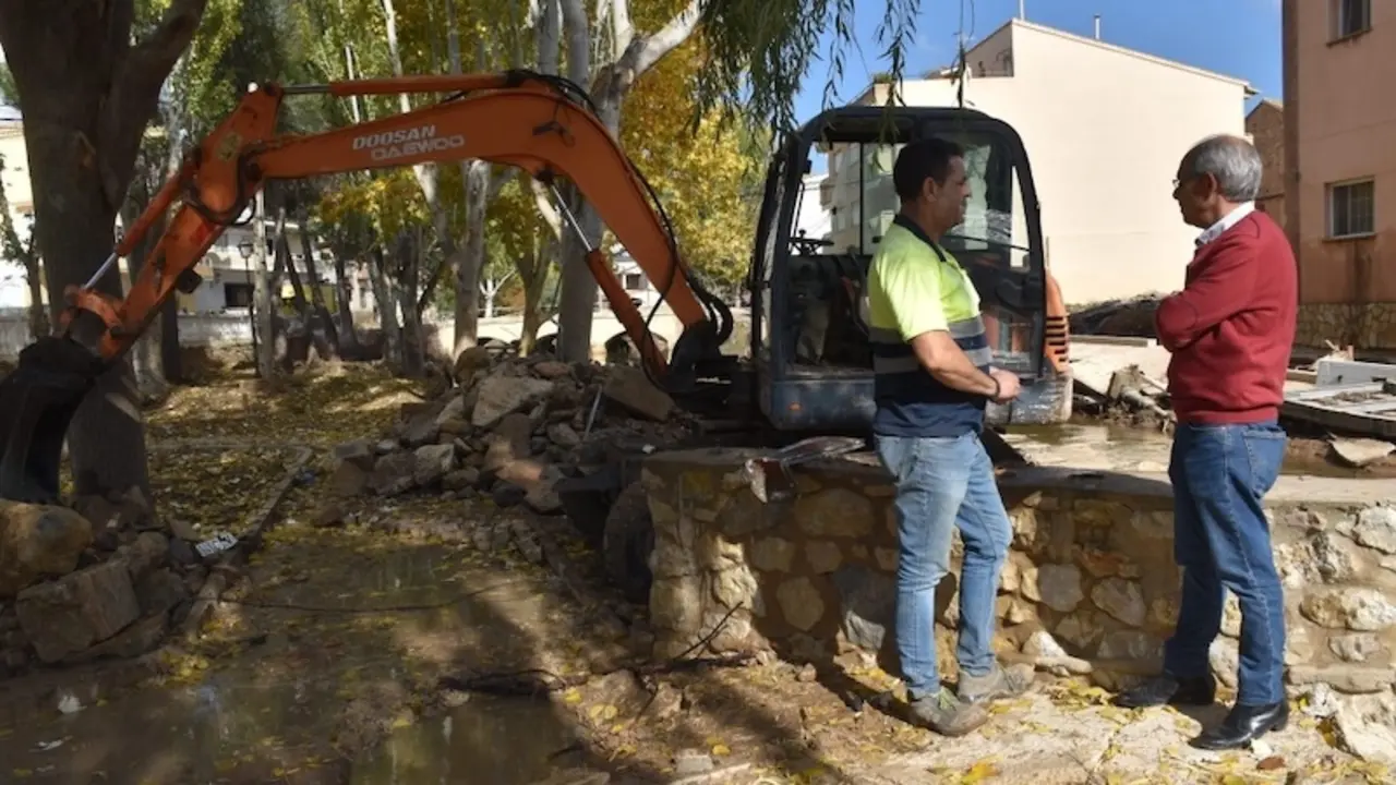 El servicio de arquitectura provincial así como dos retroexcavadoras y un camión siguen trabajando en Mira