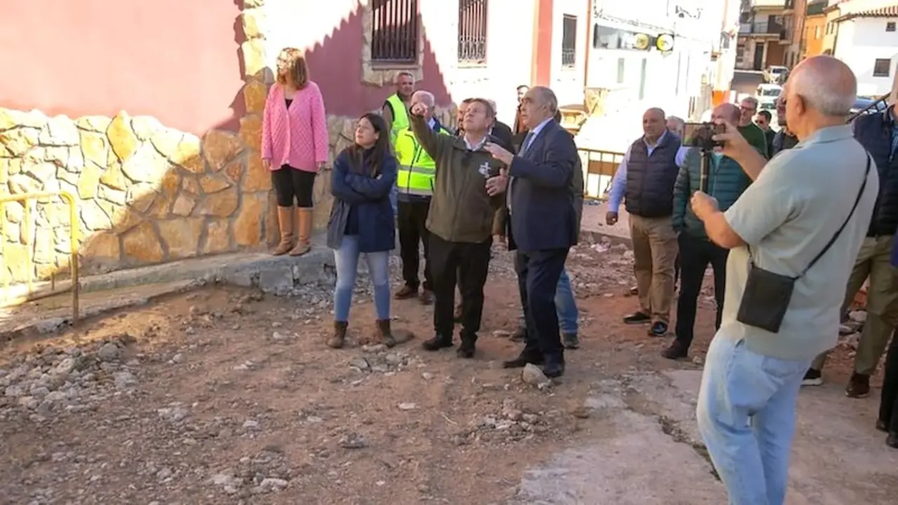 En la imagen de archivo el alcalde de Villel de Mesa (Guadalajara, Pedro Lozano, junto al presidente de Castilla-La Mancha, Emiliano García-Page en la visita que realizó al municipio hace unos días