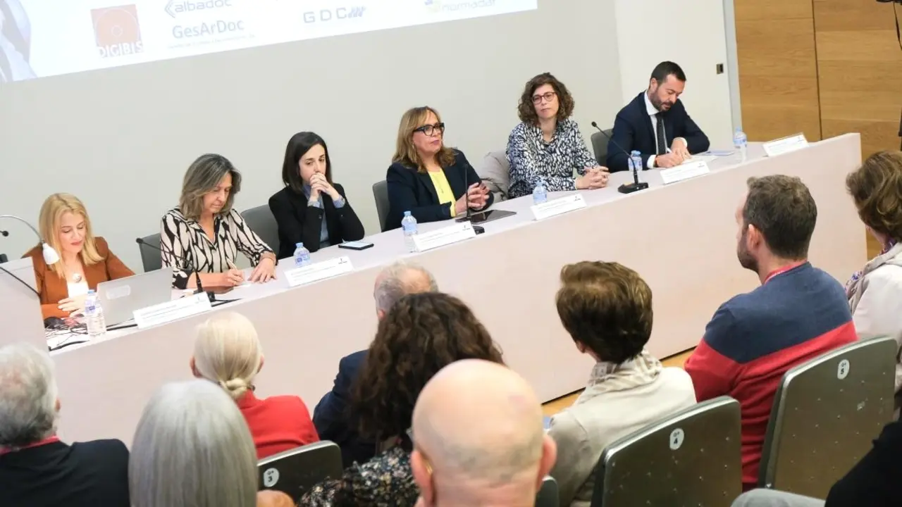 La viceconsejera de Cultura y Deportes, Carmen Teresa Olmedo, en la inauguración del ‘Congreso Extraordinario ANABAD. Los nuevos retos en las profesiones: mirada retrofuturista’, que se ha celebrado en el Archivo Histórico Provincial de Guadalajara