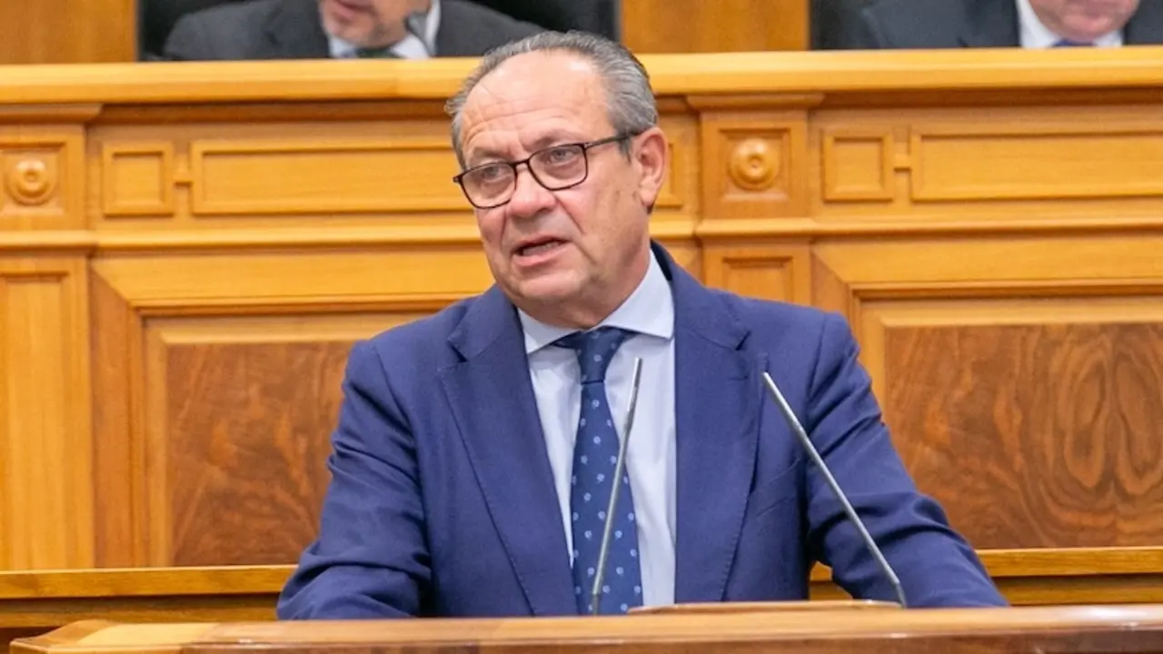 El consejero de Hacienda, Administraciones Públicas y Transformación Digital, Juan Alfonso Ruiz Molina, durante su intervención en el Pleno de las Cortes de Castilla-La Mancha