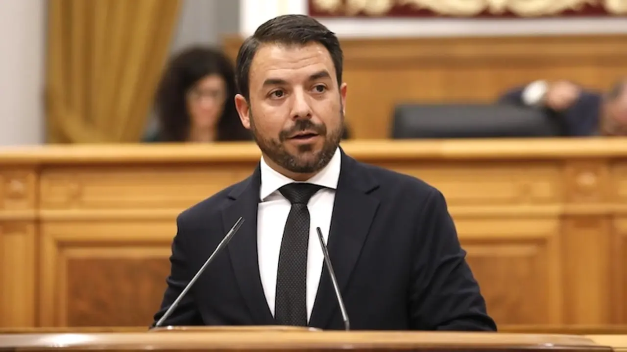 El portavoz de Vox en las Cortes de Castilla-La Mancha, Iván Sánchez, durante su intervención en el Pleno del Parlamento regional