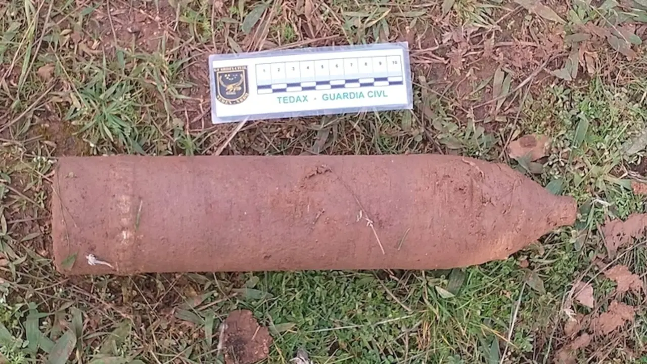 Desactivan un proyectil de artillería de la Guerra Civil encontrado en Bujalaro (Guadalajara)