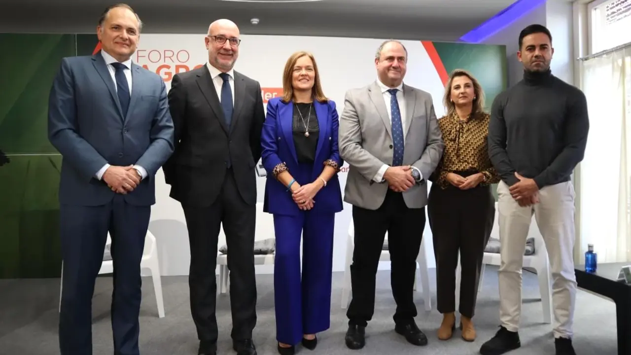 El consejero de Agricultura, Ganadería y Desarrollo Rural, Julián Martínez Lizán, ha participado en el Foro Agro Santander organizado en Albacete