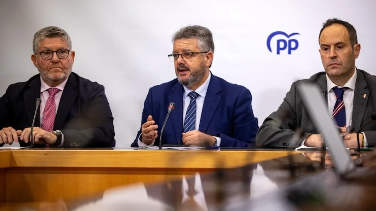 Los diputados regionales del PP, Nacho Redondo, Juan Antonio Moreno y Juan Antonio Martín-Buro, durante la rueda de prensa que han ofrecido en el Parlamento regional