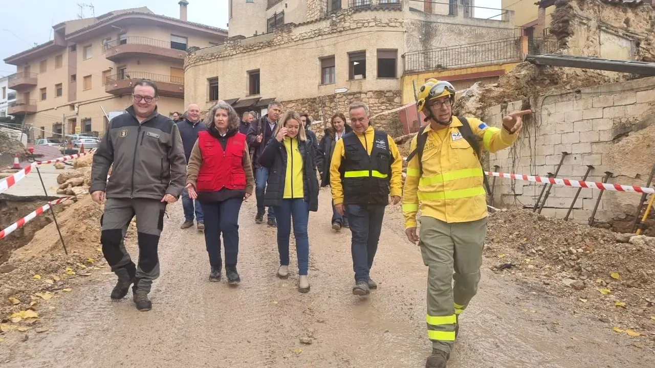 La consejera de Desarrollo Sostenible de Castilla-La Mancha, Mercedes Gómez, ha visitado, junto con el alcalde de Letur, Sergio Marín, las infraestructuras dañadas por la dana, que afectan tanto al abastecimiento de agua potable como a la depuración