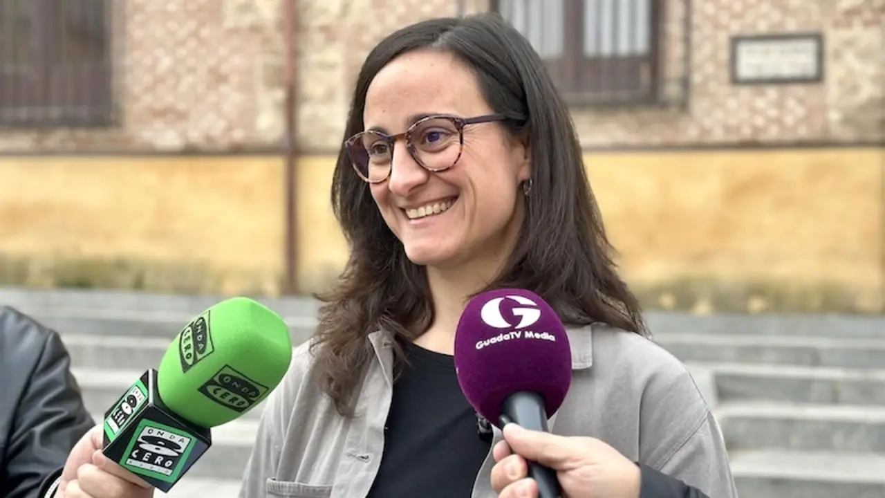 La concejala del PSOE en el Ayuntamiento de Guadalajara, Gemma Mínguez, atendiendo a los medios de comunicación