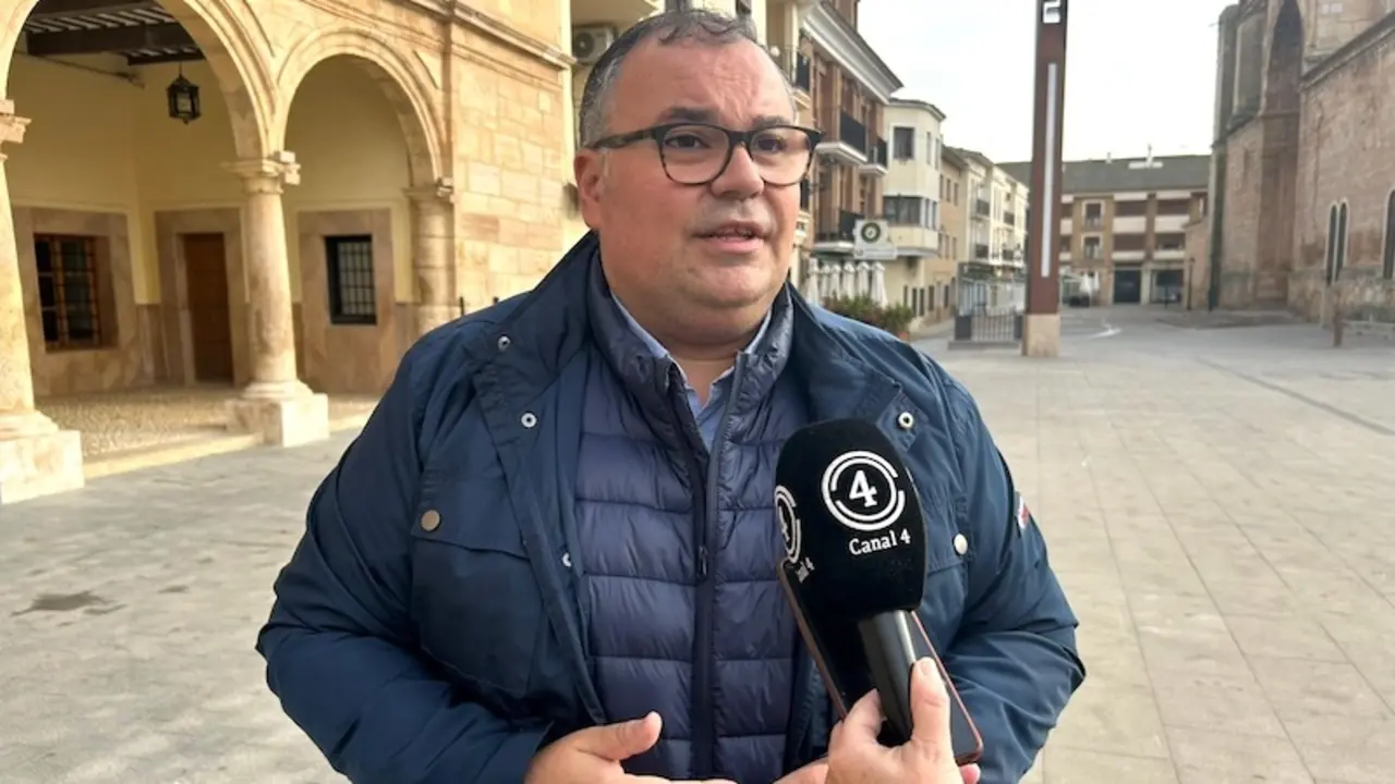 El secretario general del PP de Albacete, Bernardo Ortega, atendiendo a los medios de comunicación este sábado