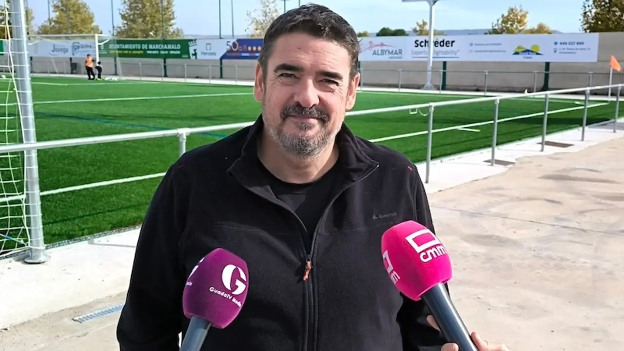 El secretario de Organización del PSOE de Guadalajara, Rafael Esteban, atendiendo a los medios de comunicación este sábado