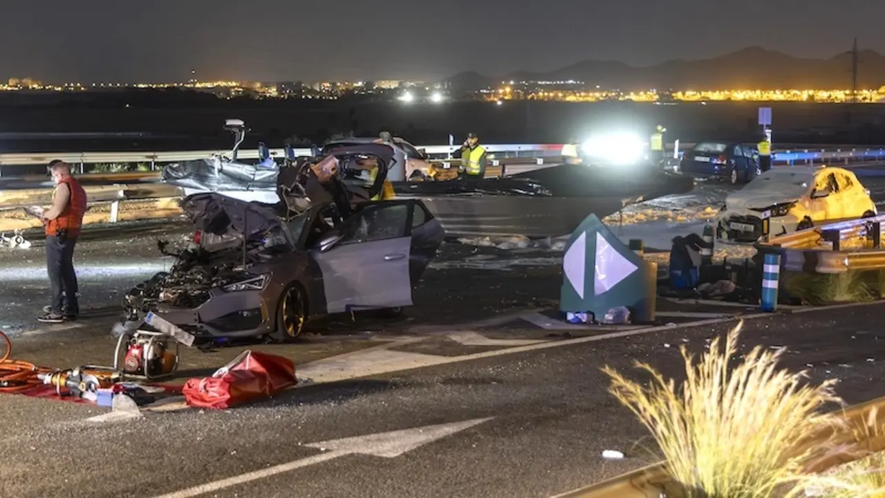 Mueren dos mujeres y seis heridos en una colisión múltiple entre ocho vehículos - Fotografía: La Verdad, accidente de tráfico, choque,