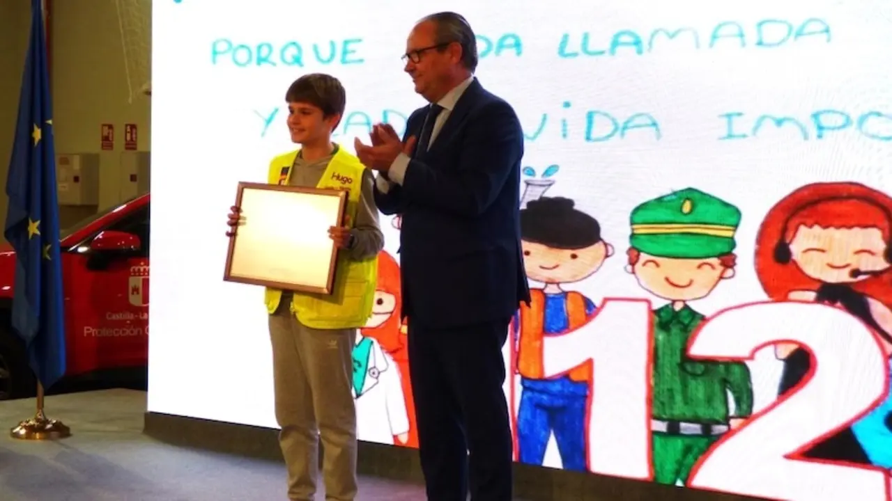 La Junta convoca la XIII edición del concurso de dibujo escolar del 112 Castilla-La Mancha. En la imagen de archivo el consejero hace entrega del diploma al ganador de la anterior edición