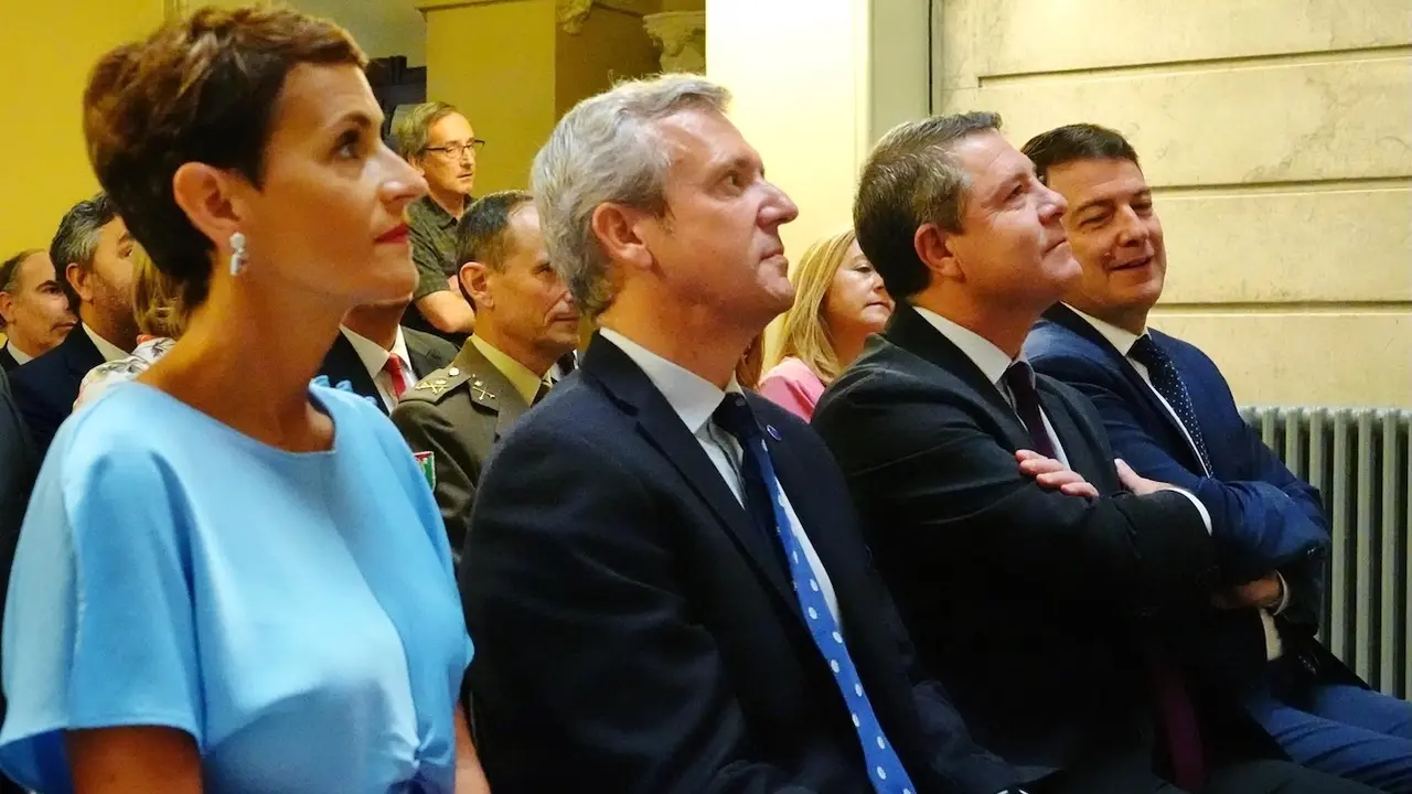 (I-D) La presidenta de Navarra, María Chivite; el presidente de Galicia, Alfonso Rueda; el presidente de Castilla-La Mancha, Emiliano García-Page; y el presidente de Castilla y León, Alfonso Fernández Mañueco, durante la toma de posesión como presidente de Asturias de Adrián Barbón - Archivo/EP/Xuan Cueto, presidentes autonómicos