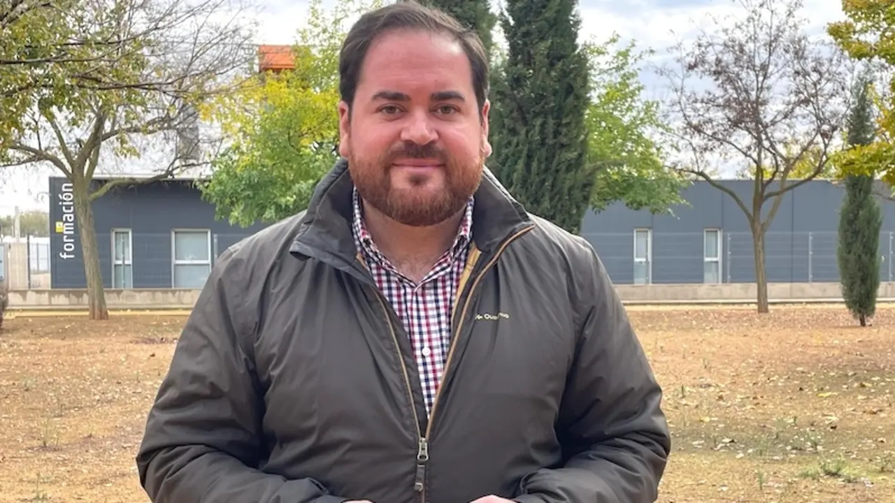 El diputado socialista en las Cortes de Castilla-La Mancha, Pablo Camacho, atendiendo a los medios este domingo en Manzanares (Ciudad Real)