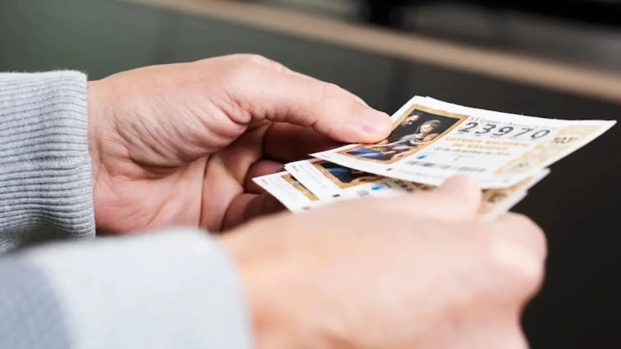 Un empleado de limpieza encuentra 6 décimos de lotería y los devuelve a su dueña