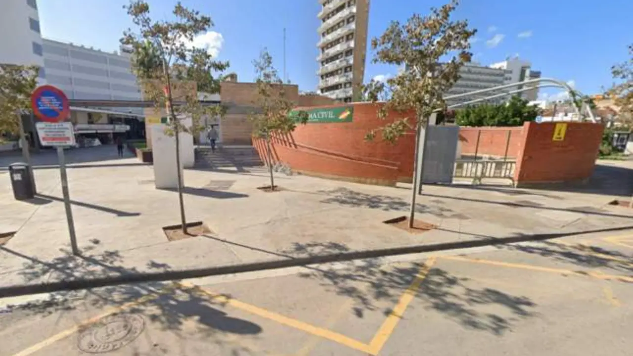 Apalean a un chico ante una comisaría y agreden a los agentes al ir a detenerlos