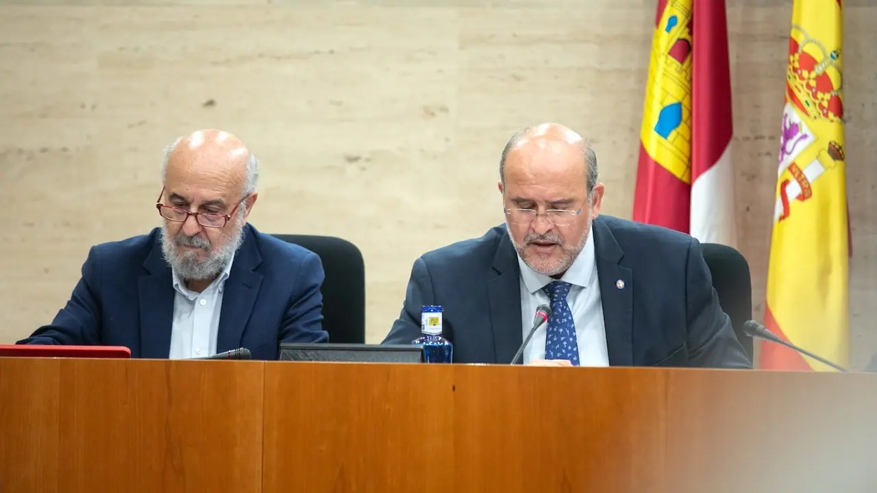 El vicepresidente primero del Gobierno regional, José Luis Martínez Guijarro (d), comparece en la Comisión de Economía y Presupuestos de las Cortes de Castilla-La Mancha, para detallar el presupuesto de la Presidencia Autonómica para 2025