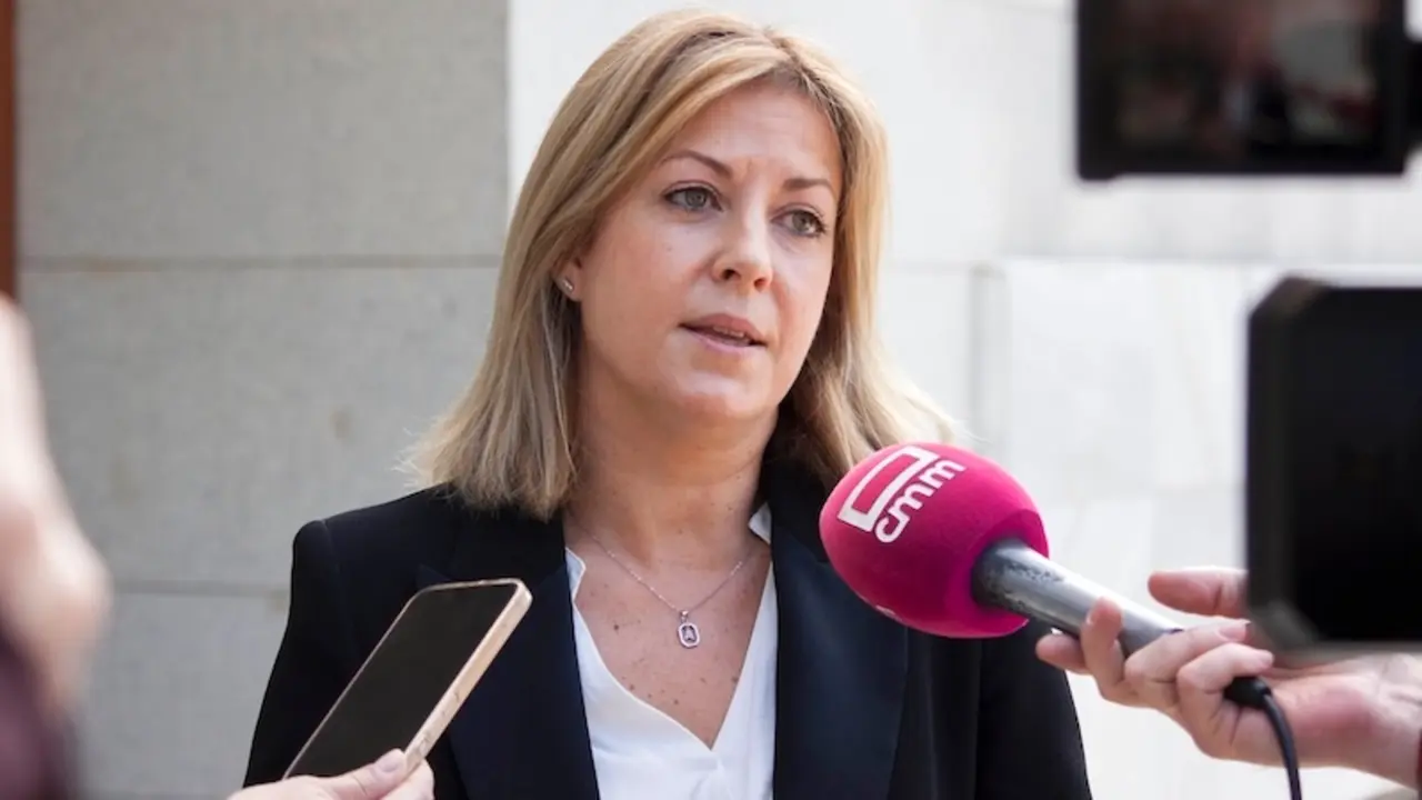 La portavoz del PSOE en las Cortes de Castilla-La Mancha, Ana Isabel Abengózar, atendiendo a los medios este lunes en Toledo