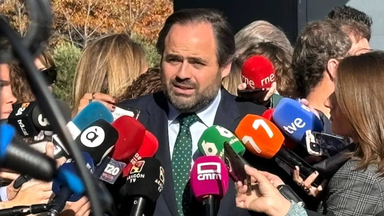El presidente del PP de Castilla-La Mancha, Paco Núñez, atendiendo a los medios a su llegada a la Junta Directiva Nacional del PP