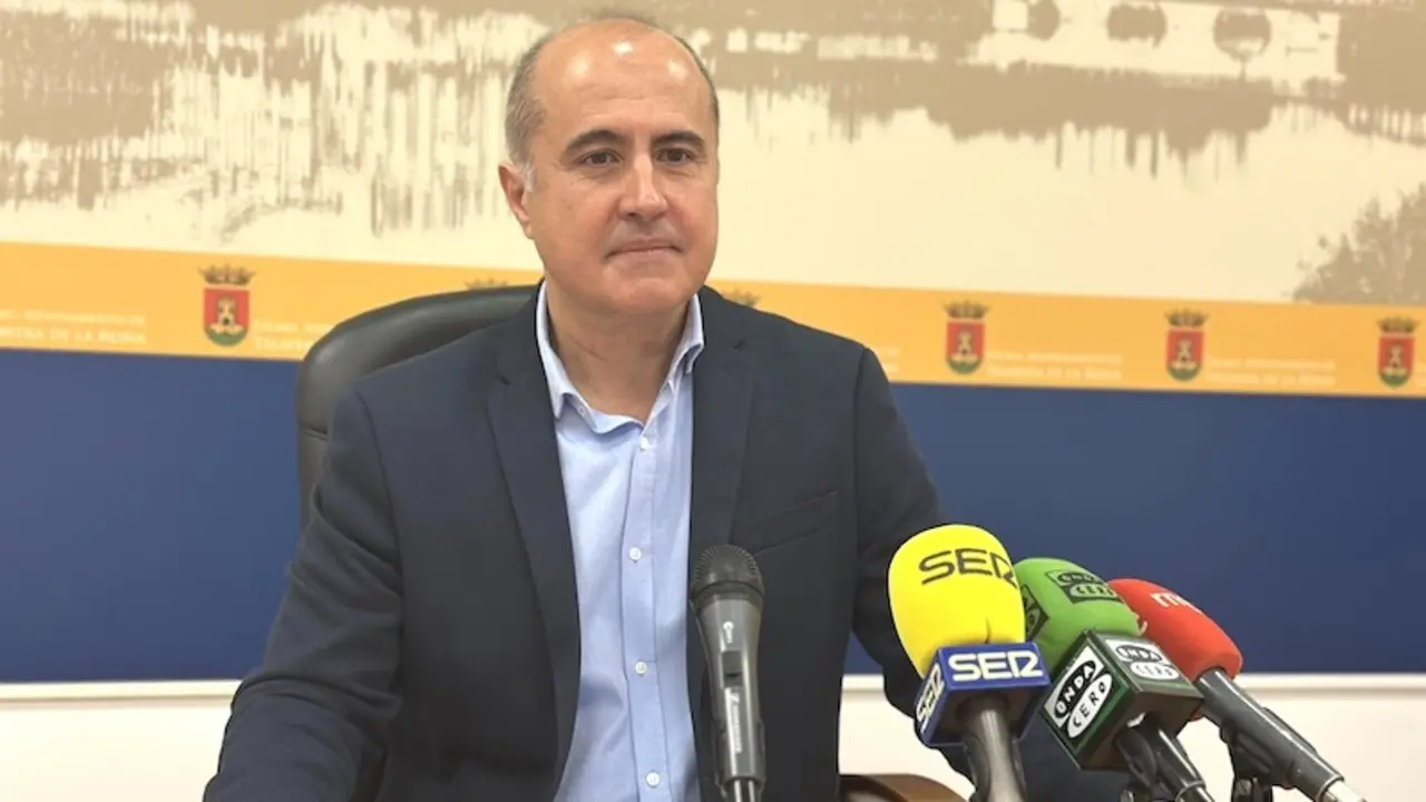 El portavoz del equipo de Gobierno del Ayuntamiento de Talavera de la Reina (Toledo), Jesús García-Barroso, durante la rueda de prensa que ha ofrecido