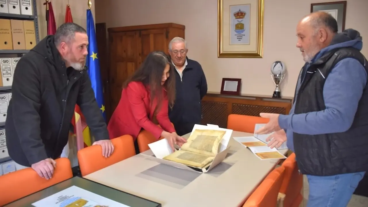 Restauran el pergamino con el que Carlos V otorgó el título de villa a Albendea (Cuenca)