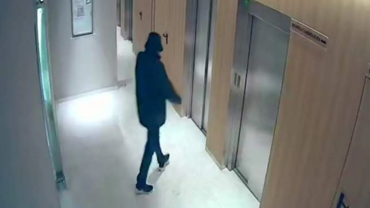 VIDEO. Solo necesitaba un sombrero para esconderse: así ha saqueado un edificio