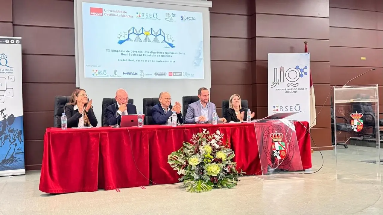 El director general de Universidades, Investigación e Innovación, José Antonio Castro (2ºdcha), durante la inauguración de la 20ª edición del Congreso de los Jóvenes Químicos Españoles