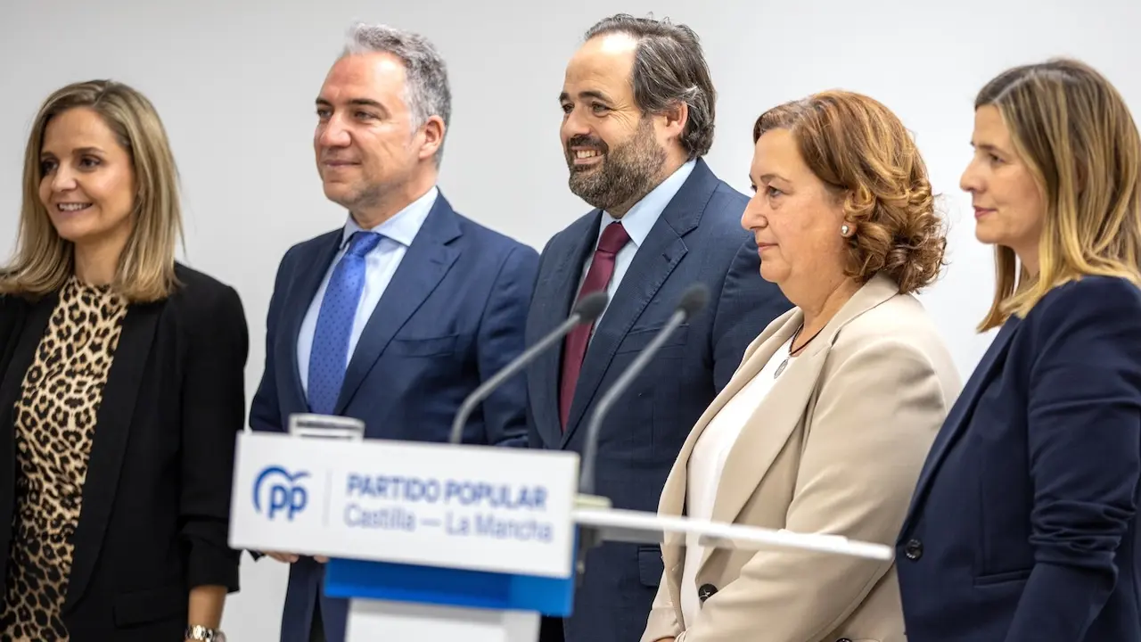 El presidente del PP de Castilla-La Mancha, Paco Núñez, junto al vicesecretario nacional del PP, Elías Bendodo, durante la rueda de prensa que han ofrecido en la sede de los 'populares¡ en Toledo