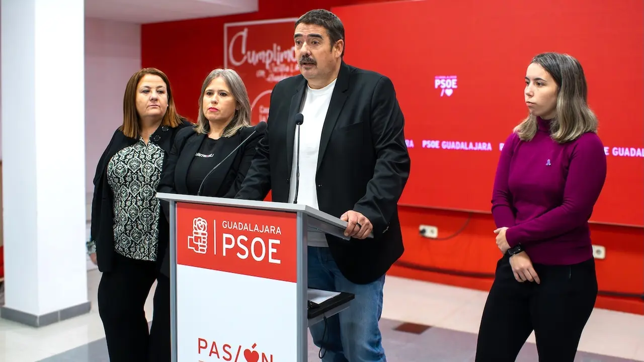 El secretario de Organización del PSOE de Guadalajara, Rafael Esteban, durante la rueda de prensa que ha ofrecido en la sede de los 'socialistas'