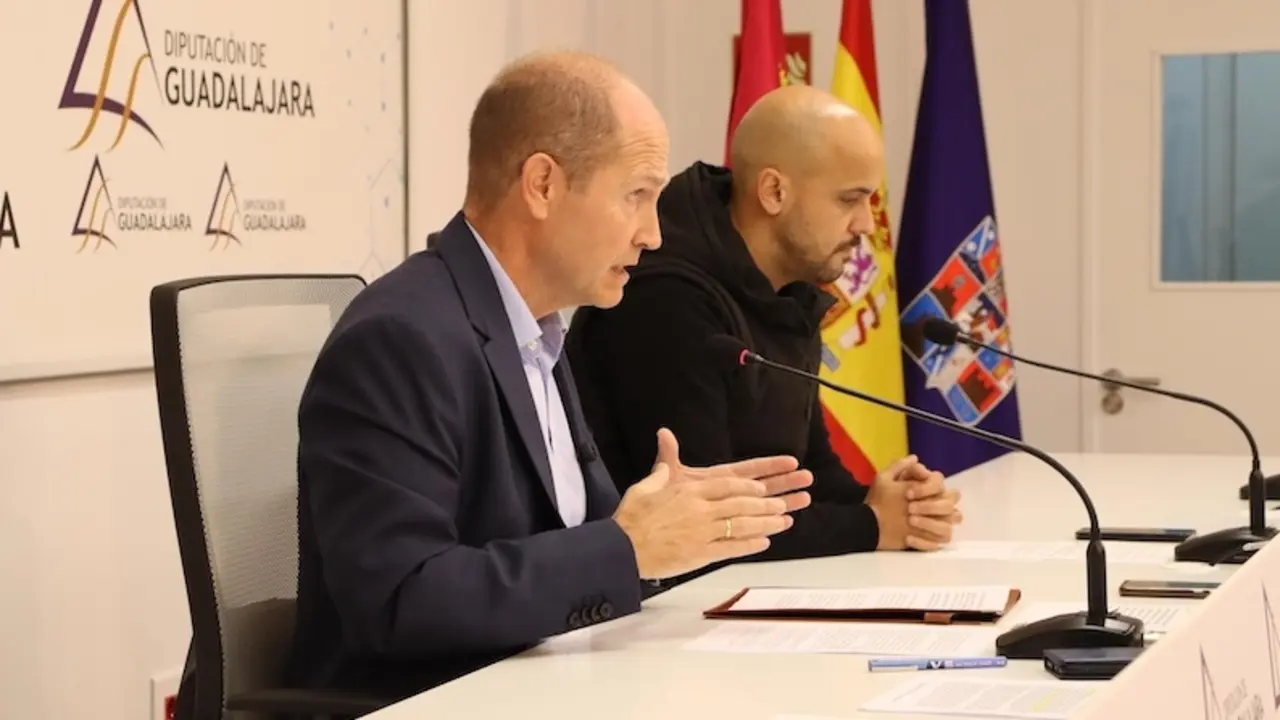 El viceportavoz del Grupo Popular en la Diputación de Guadalajara, Javier del Río, durante la rueda de prensa que ha ofrecido
