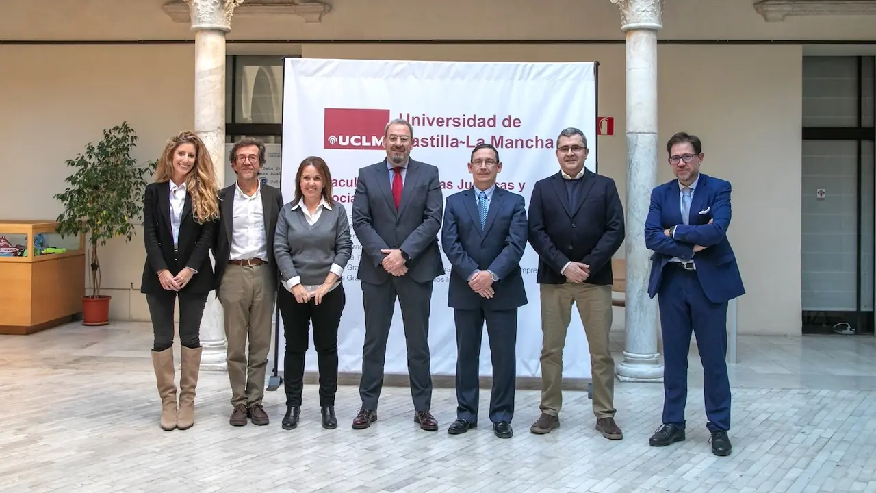 El viceconsejero de Administración Local y Coordinación Administrativa, Eusebio Robles, ha inaugurado la jornada de presentación del Máster de Formación Permanente en Gestión, Organización y Funcionamiento de las Entidades Locales, en la Facultad de Ciencias Jurídicas y Sociales de Toledo