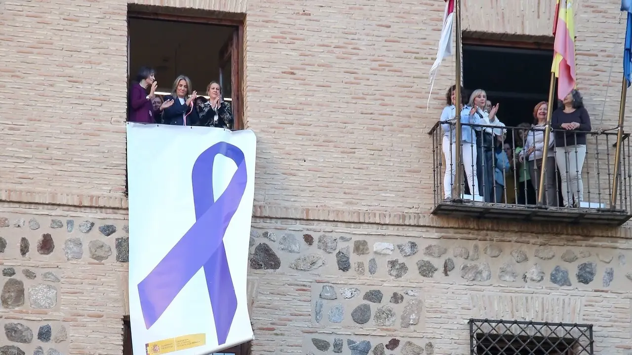 La Delegación del Gobierno en Castilla-La Mancha luce lazo morado contra la violencia machista, "lacra a erradicar"