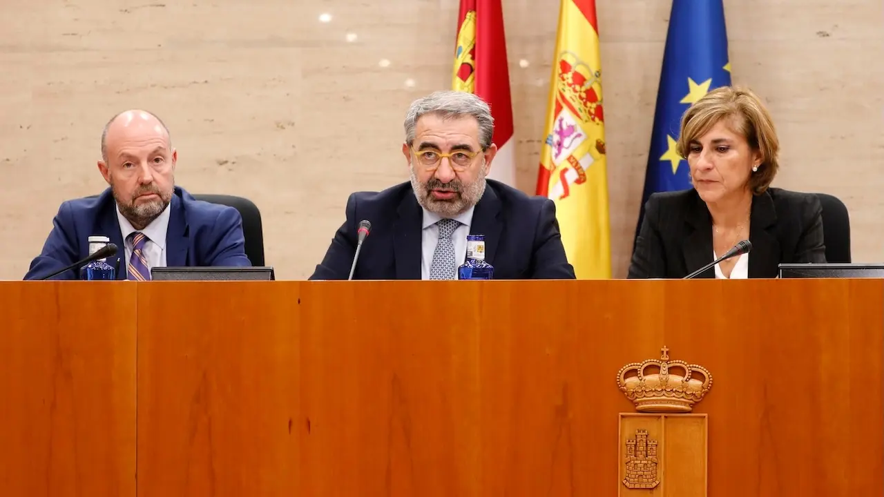 El consejero de Sanidad de Castilla-La Mancha, Jesús Fernández Sanz (c), durante su comparecencia en la Comisión de Economía y Presupuestos de las Cortes regionales