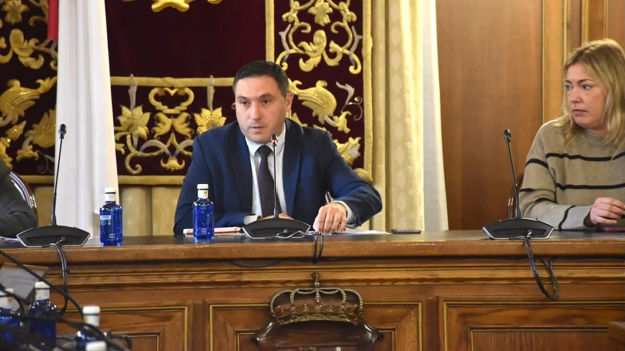 El presidente de la Diputación de Cuenca, Álvaro Martínez Chana, durante su intervención en el Pleno de la institución provincial
