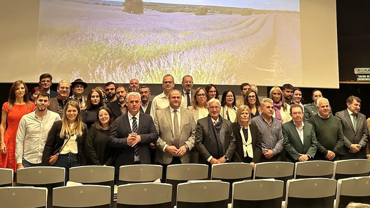 El consejero de Agricultura, Ganadería y Desarrollo Rural de Castilla-La Mancha, Julián Martínez Lizán, ha asistido a la presentación del documental 'La lavanda, esencia de un cambio' en Madrid