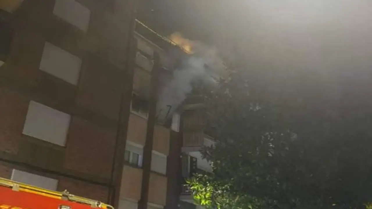 Un incendio quema un piso: 17 heridos, vecinos evacuados y edificio precintado