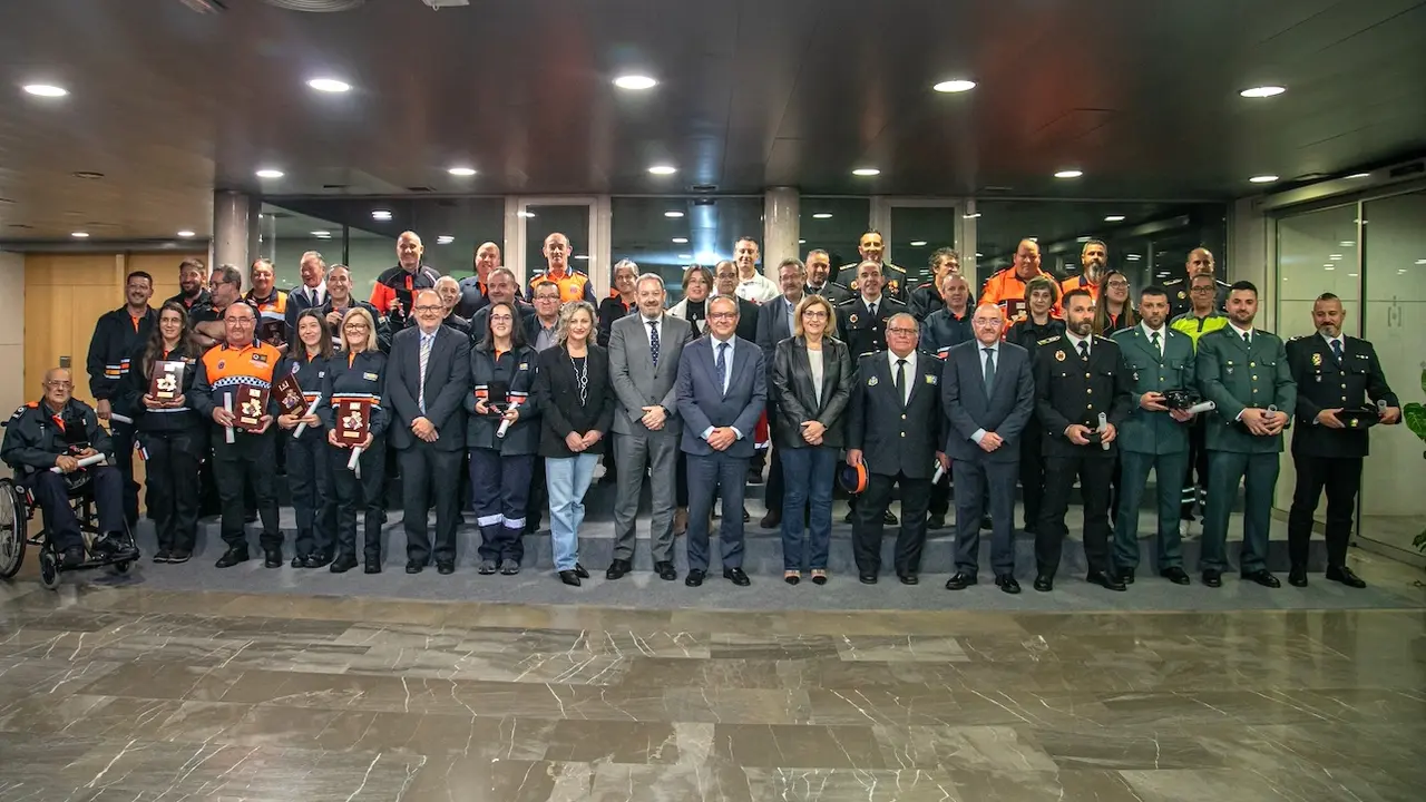 El consejero de Hacienda, Administraciones Públicas y Transformación Digital, Juan Alfonso Ruiz Molina, ha entregado las medallas y placas de Protección Civil de Castilla-La Mancha 2024