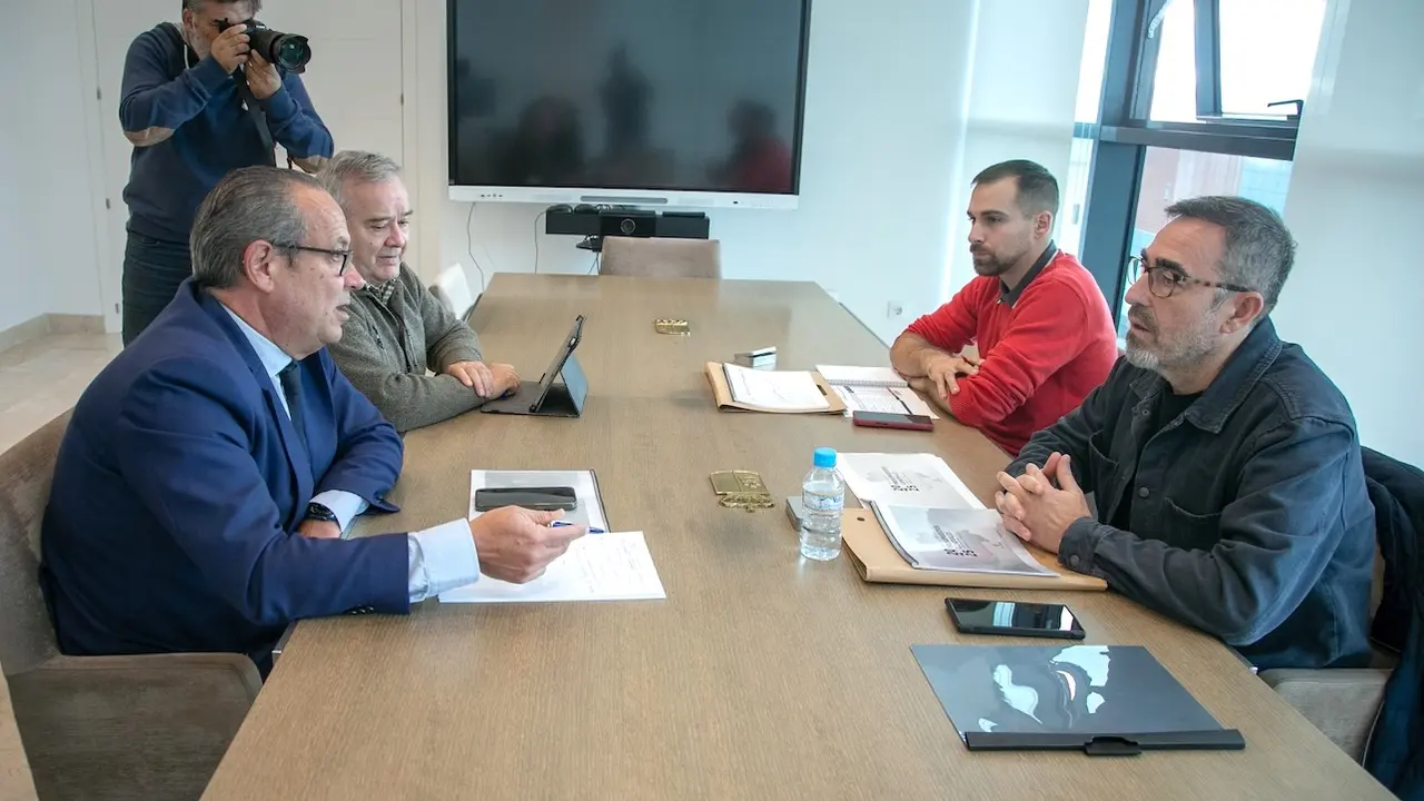 El consejero de Hacienda, Administraciones Públicas y Transformación Digital, Juan Alfonso Ruiz Molina, se ha reunido con el secretario general de CCOO Castilla-La Mancha, Paco de la Rosa, para informarle de los presupuestos para 2025