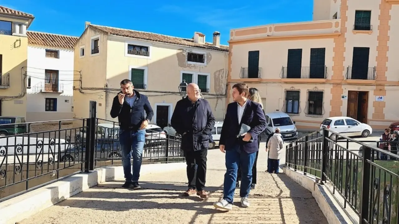 El consejero de Fomento de Castilla-La Mancha, Nacho Hernando, durante la visita que ha realizado a la localidad de Letur (Albacete)