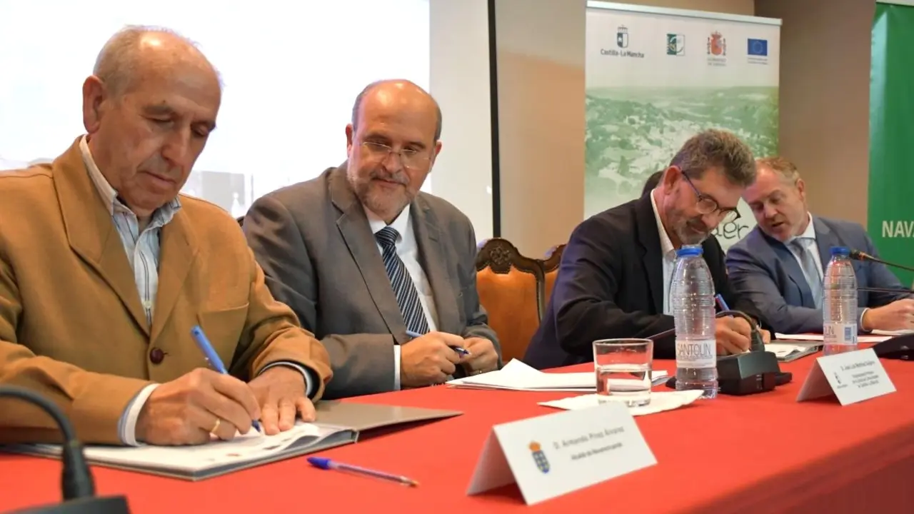 El vicepresidente primero, José Luis Martínez Guijarro, ha firmado los contratos para la elaboración de las cinco Agendas (piloto) de Desarrollo Urbano y Rural con los correspondientes Grupo de Acción Local y las empresas que se van a encargar de la redacción