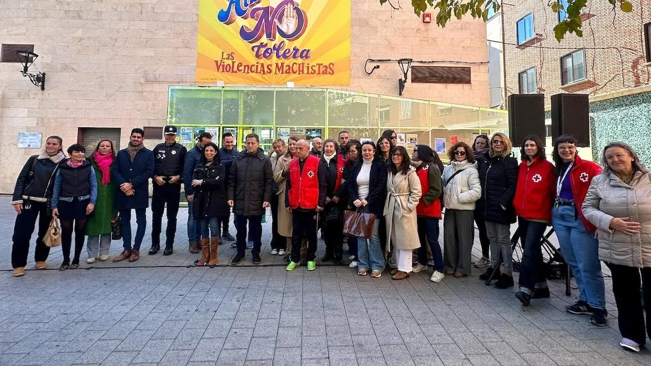 Un mural de Ana Navarro y poemas inundan el nuevo espacio violeta de Albacete