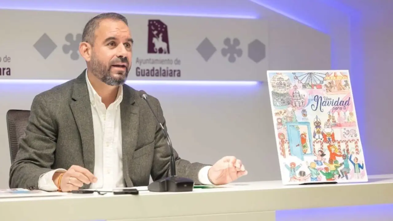 El concejal de Fiestas del Ayuntamiento de Guadalajara, Santiago López, durante la presentación del cartel anunciador de la Navidad