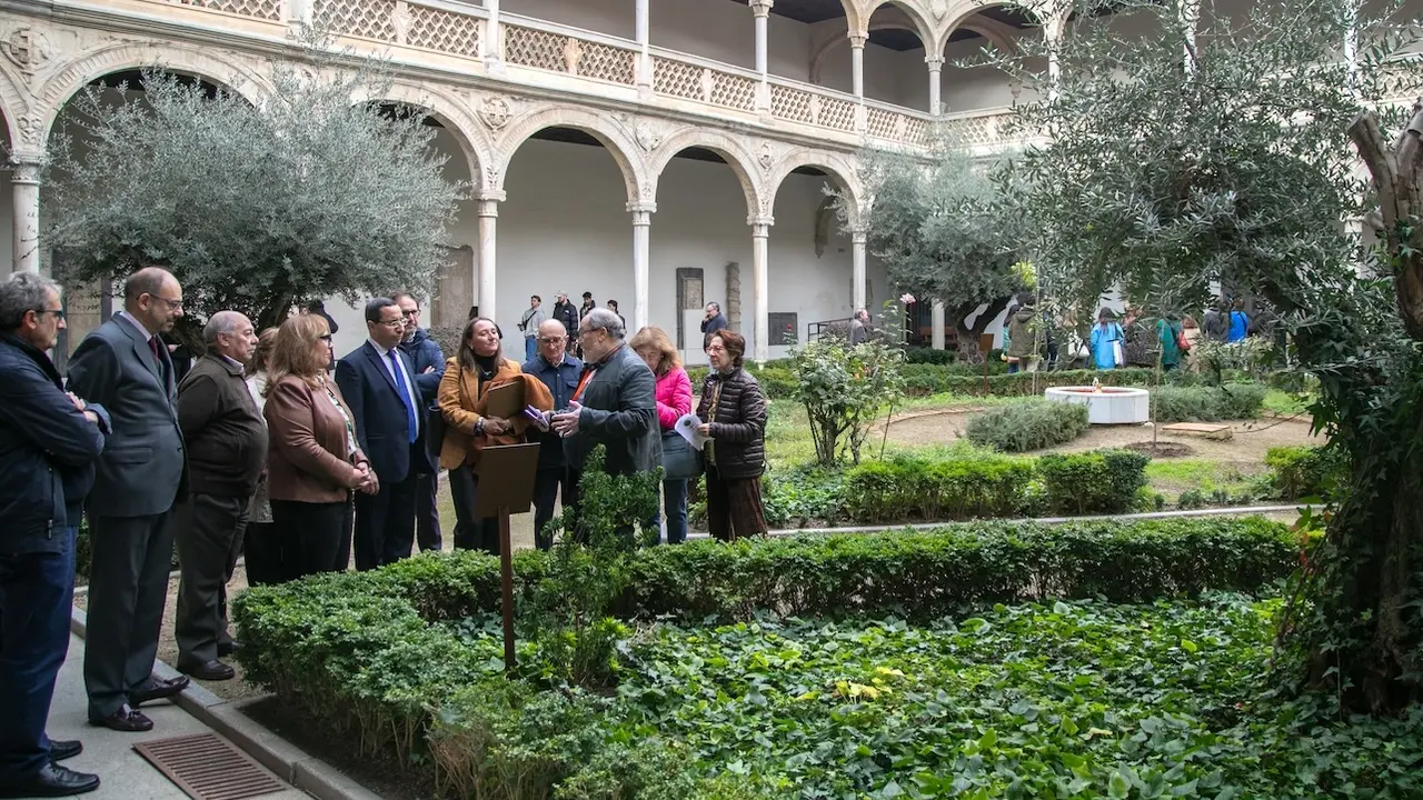 La viceconsejera de Cultura y Deportes, Carmen Teresa Olmedo, ha asistido a la inauguración del itinerario de botánica Andalusí en el Museo de Santa Cruz de Toledo