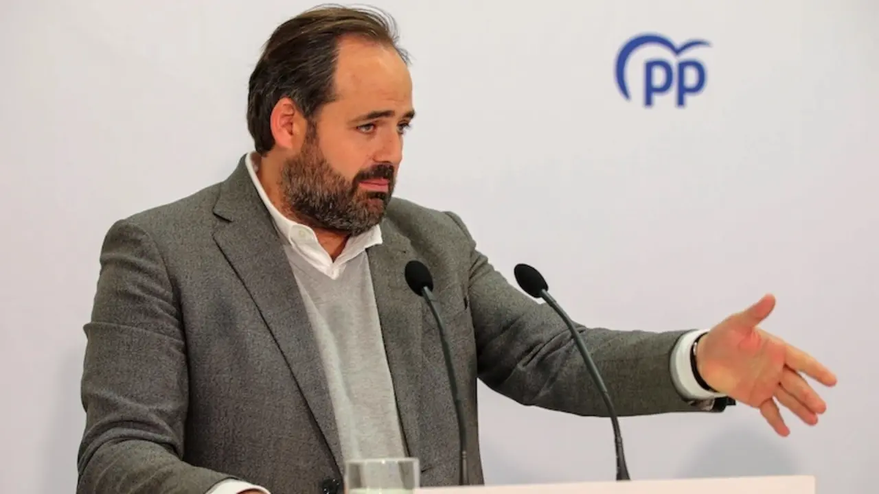 El presidente del PP de Castilla-La Mancha, Paco Núñez, durante su intervención este sábado en el Congreso Local del PP de Azuqueca de Henares (Guadalajara)