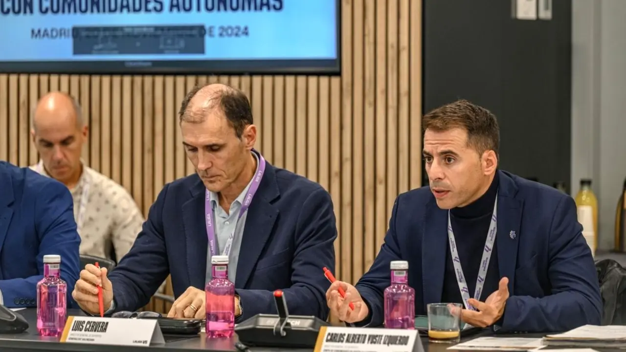 El director general de Juventud y Deportes de Castilla-La Mancha, Carlos Yuste (d), durante su intervención en la jornada