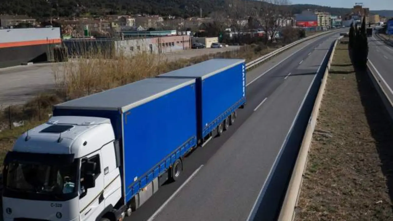 Muere una mujer tras ser arrollada por un camión de gran tonelaje en una travesía