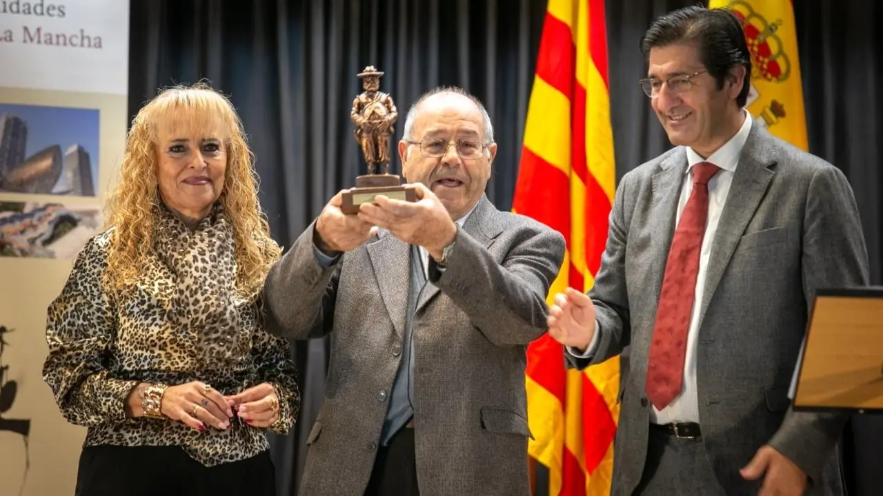 El vicepresidente segundo de Castilla-La Mancha, José Manuel Caballero (d), este fin de semana en la entrega de premios de la Federación de Comunidades Originarias de Castilla-La Mancha en Cataluña