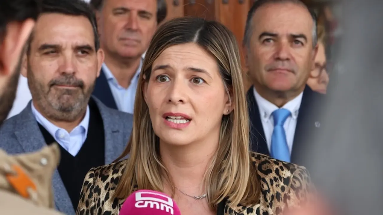 La secretaria general y portavoz parlamentaria del PP de Castilla-La Mancha, Carolina Agudo, atendiendo a los medios de comunicación este sábado en Toledo